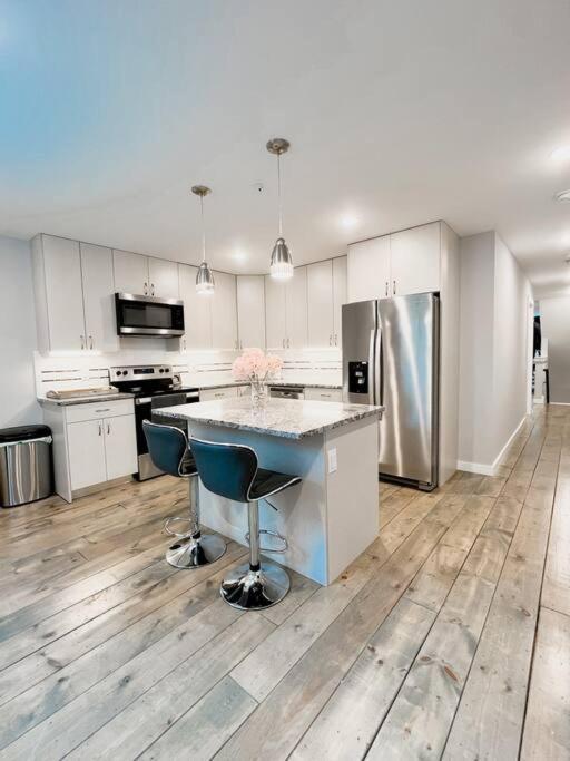 Beautiful Newly Built 4bds/2br Spacious Lux *